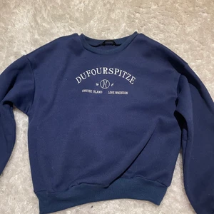 Collegetröja  - Blå collegetröja från Shein. Helt oanvänd💙