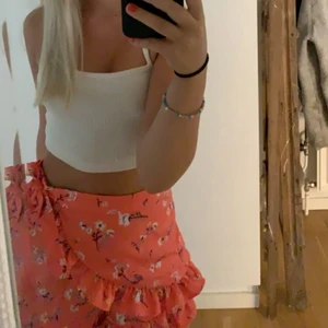 Kjol💘 - Köpt för längesen och knappast använd, jättefin till sommaren❤️ köpare står för frakt! Skriv privat för fler bilder