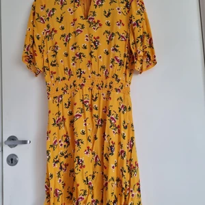 Perfect Summer Dress - Gorgeous summer dress. Super comfy and easy. I love this dress.