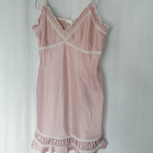 Drömmigt Slipdress  - Så fin slipdress / klänning / nattlinne från Hm i storlek 36-38🌟 perfekt skick, inte mycket använd. Snytband på axlarna. 