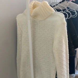 Säljer jötte fin vit polo tröja - Säljer min jöttefina polo tröja som är köpt här på plick, jag har bara använt den mellan 3-5 gng. Köpte för ungefär 175kr men säljer för 120kr plus frakt som köparen står för. Kom priv för frågor elr bilder på💗