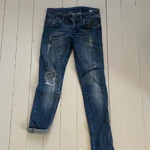 Snygga jeans med slitningar. Hör av dig om du önskar fler bilder på plagget💕 köparen står för frakten