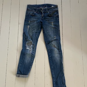 Mörka jeans med slitningar - Snygga jeans med slitningar. Hör av dig om du önskar fler bilder på plagget💕 köparen står för frakten