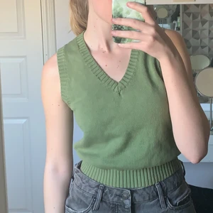 Grön ”cotton sweater vest”, Brandy - Jättefin grön “Mia classic cotton sweater vest” från Brandy Melville. (Sista bilden är från hemsidan). Köpt för €26(278kr). Säljer på grund av att det inte är min stil, därför aldrig blivit använd. Är en xs/s i tröjor och den sitter bra storlekvis, lär passa xs-m åtminstone. Skriv för fler bilder vid intresse. Säljer för 130 plus frakt 