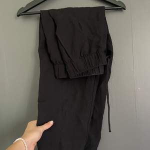 Svarta linne byxor från H&M, använda fåtal gånger pga att dem är för korta än vad jag hade önskat, jag är 171 cm. Köparen står för frakten på 66kr🦋