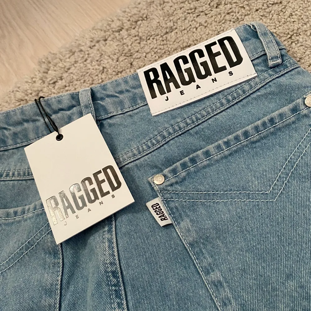 Skit snygga the ragged jeans. De är helt nya..packade precis upp de men var alldeles för små för mig. Köpte på asos men går ej att skicka tillbaka💗 hör gärna av vid intresse!💕. Jeans & Byxor.