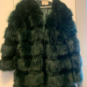 Chiquelle pälsjacka  - Pälsjacka från chiguelle i en vacker mossgrön färg! Så fin på men hittar aldrig tillfälle att använda den därav ny skick. Sann i storlek och ser praktiskt taget helt ny ut