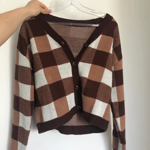 Rutig kofta - Rutig kofta, perfekt en kyligare sommarkväll. Söt& mysig. Aldrig använd🦋