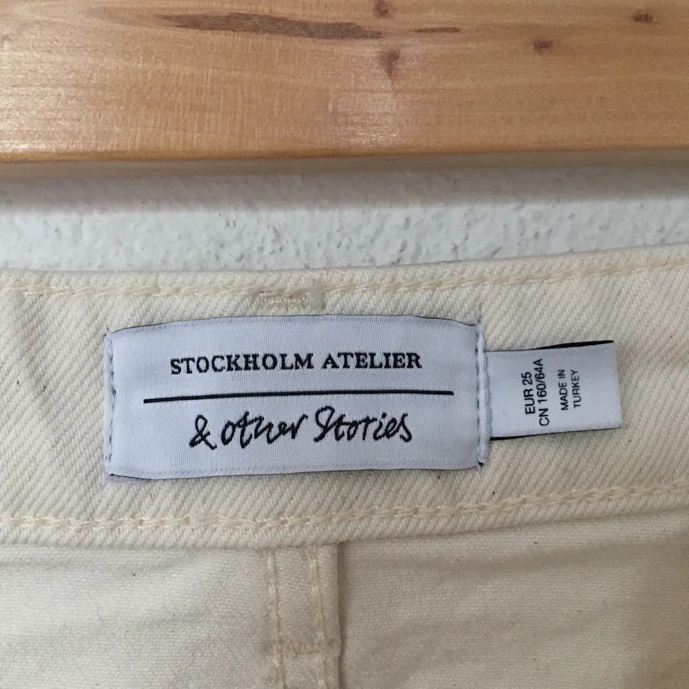 Ljusa vida jeans från & Other Stories i strl 25 som säljs pga att de inte längre passar. Ca 1,5 år gamla och sparsamt använda. Lite gråa på insidan av benens fållar men det är absolut inget som syns när man har de på sig. Annars är jeansen i jättefint skick! Nypris ca 800 kr men säljer för 350 kr + fraktkostnad!. Jeans & Byxor.