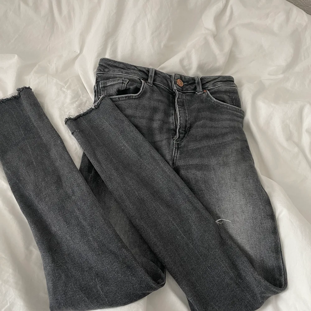 Jeans storlek s, figursittande och stretchiga , nya . Jeans & Byxor.