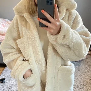 Pull & bear jacka - Så himla fin teddyjacka från pull & bear. Använd två gånger så i fint skick! Jätteskön o mysig😍 (storlek M men passar någon mellan xs-m beroende på hur man vill att den ska sitta)