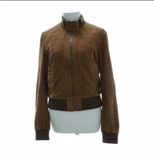 brun mockajacka - Superfin mocka jacka köpt på Sellpy i höstas, säljer då den inte kommer till användning. Storlek L men sitter bra på mig som vanligtvis har S. Sista bilden visar färgen bäst😁