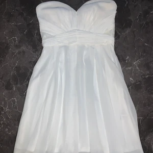 Perfekt cute white dress - Så fin och söt klänning! Använd endast en gång. Köparen står för frakten!