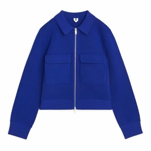 Arket meriono boxy jacket  - Slutsåld ”merino boxy jacket” i storlek S från Arket. Nypris 1350 kr. Knappt använd 💙💙💙 Perfekt vårjacka 