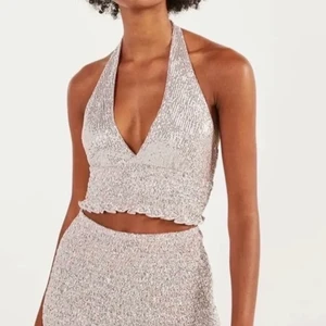 Halterneck topp - Säljer denna för den kommer tyvärr inte till användning hos mig, så snygg och perfekt för fest!!