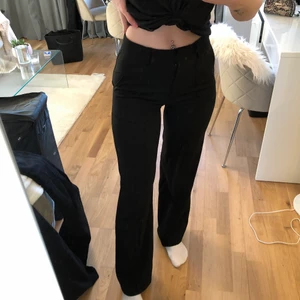 Kostymbyxor madlady  - Supersköna kostymbyxor från Madlady. Storlek XS längd 30. Säljer dom pågrund av att jag upplever dom lite korta på mig.  (Är 174 cm lång). Helt oanvända. Endast testade. Köparen står för frakt 