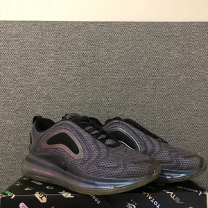 Säljer mina Nike air Max 720 - Jag säljer mina Nike air Max 720 i jätte fint sick men använda skriv för mer bilder 