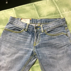 Lågmidjade jeans - Jättefina raka lågmidja jeans med gula sömmar. Säljer för att de är små för mig 
