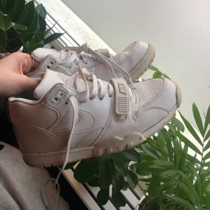 Nike skor  - Ett par Nike (trainer?) skor som jag köpte second hand med dom va för små då det står strl 40 i men dom är 25 cm i innermåttet vilket är 39, bra skick!! 🤎