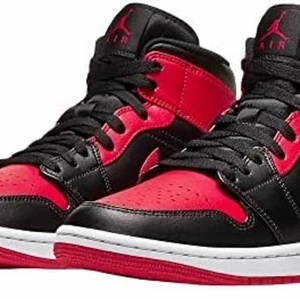 JORDANS MID BANNED - INTRESSEKOLL på mina snygga jordans i storlek 38. De är köpte för ungefär ett år sedan men har inte kommit till så mycket användning,de är i hyfsat skick. Kontakta mig för att få egna bilder på skorna ☺️