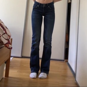 Lee jeans - Säljer dessa supersnygga lågmidjade Lee-jeansen i storlek W24 L31, på grund av att jag har ett par likadana. Byxorna är lite strechiga och passar mig perfekt, som är 165 cm lång och brukar ha storlek 34 eller 36 i jeans. Midjemåttet är 35 cm, mätt svärs över och innerbensmåttet är 81 cm. Frakt tillkommer💗💗