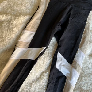 Träningstights Reebok - Snygga träningstights från Reebok, säljer du de blivit för små för mig men är typ helt oanvända!