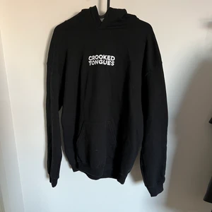 Svart hoddie m tryck  - Nyskick. 