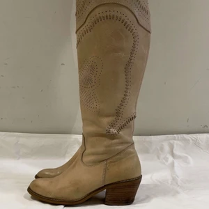 Beiga Boots  - Beige boots strl 37, säljer då de ej passar mig💓 Pris kan diskuteras 