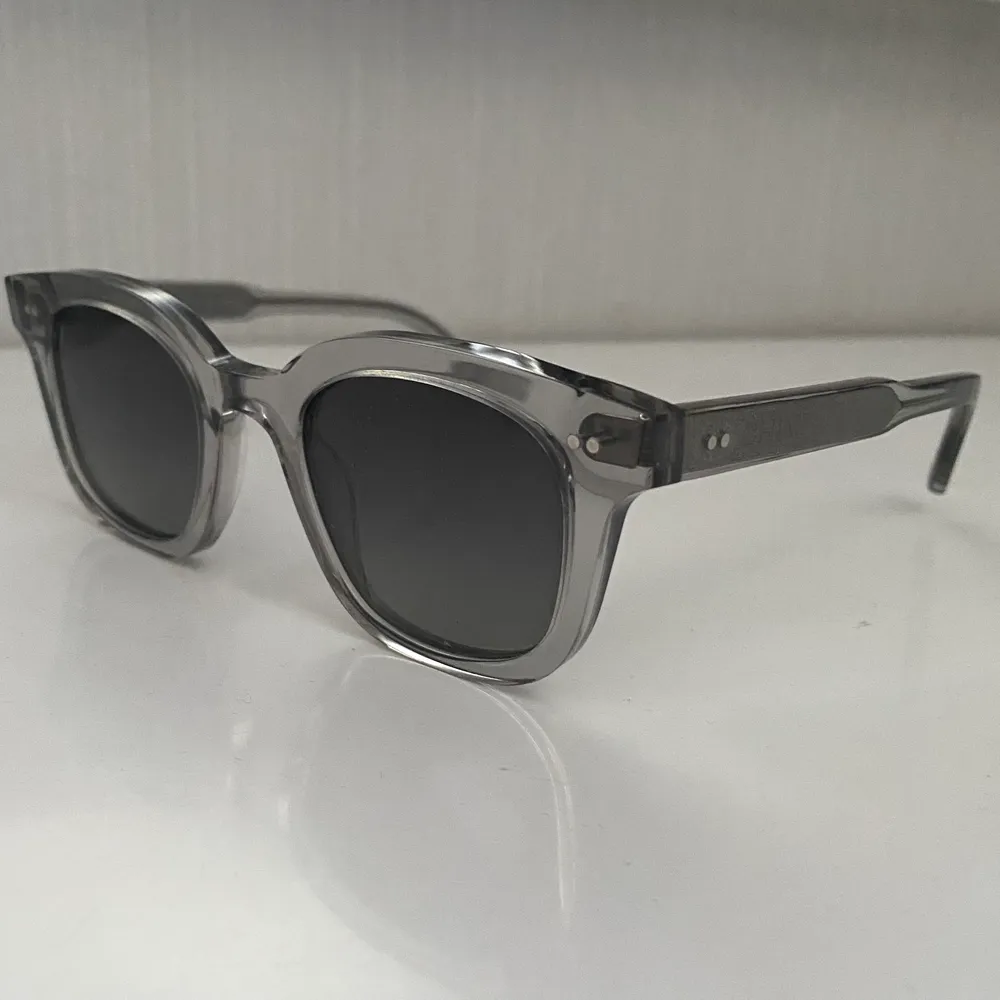 Chimi solbrillor i modellen 02 Grey!                                              I nyskick (inga repor).                                                                    Nypris = 1200kr.                                                                           Mitt pris = 700kr.                                                                        Unisex och Onesize . Accessoarer.