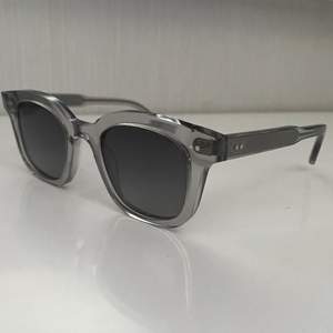Chimi solbrillor i modellen 02 Grey!                                              I nyskick (inga repor).                                                                    Nypris = 1200kr.                                                                           Mitt pris = 700kr.                                                                        Unisex och Onesize 