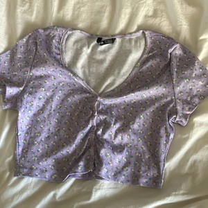 Söt lila topp från Shein i storlek 36. - Jätte söt lila topp från shein i storlek 36. Andvänd fåtal gånger, bra skick.
