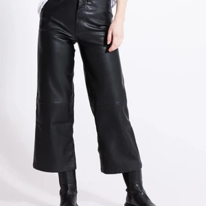 "Leather" byxor från H&M - Jag säljer dessa leather imitation byxorna som är från H&M och som sitter som culotte byxor som man ser på bilder. Jag köpte dem i somras och har inte kommit till användning. De sitter väldigt bra och är ganska bekväma. Köparen står för frakten. 💕 