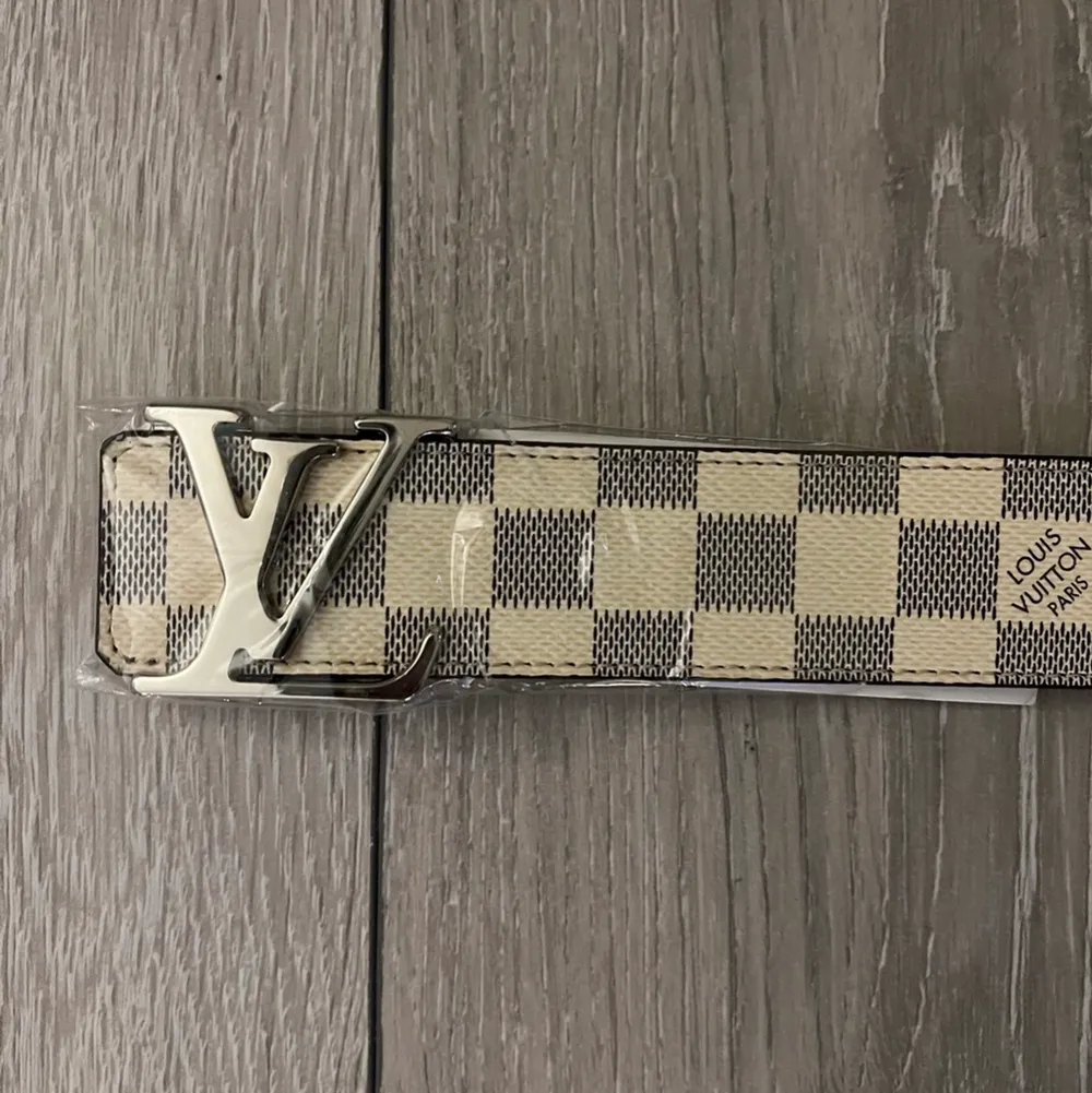 Louis Vuitton bälten i beige och brun helt nya och oanvända (KOPIA). Accessoarer.