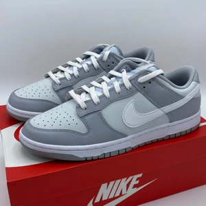 Nike Dunk low "Two Tone Grey" - Original, beställd från leverantörerna. Det finns flera olika storlekar. Skickas endast med post. Om du har några frågor eller behöver bilder, skriv till oss.