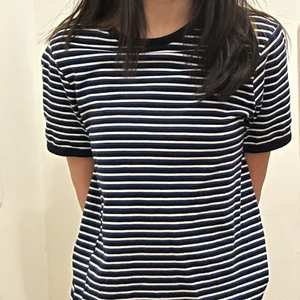 T-shirt - Säljer finaste randiga T-shirten från Zara 💕💋💞💘  Storlek S/26 💋💋💋