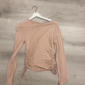 tröja från chiquelle beige  - Hej! Säljer denna beiga tröja från Chiquelle. Aldrig använd då den inte passade bra på mig. skönt tyg. snören på båda sidorna.