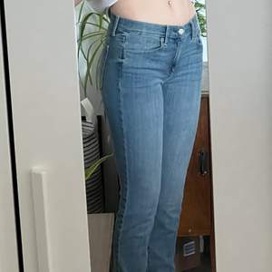 Snygga jeans från gap🌼 knappt använda, köpta på secondhand där av priset✨ Frakt tillkommer 🚚