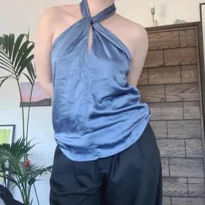 Blue silk haltertop - Blå haltertopp med öppen rygg med silkeseffekt men gjord av polyester