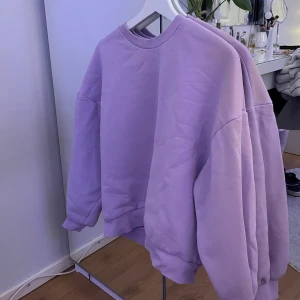 Lila sweatshirt - Basic lila sweatshirt från Gina! Skicket är utmärkt, bara inte min stil. Lagom oversized och skönt material. Köparen står för frakt som tillkommer på ca 50-60kr💗💗💗