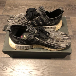 Adidas NMD R1 Core Black Grey Three - Adidas NMD R1 Core Black Grey Three •Storlek: 39 1/3 •Nypris: 1800kr •Pris: 300kr •Skick: 3/10