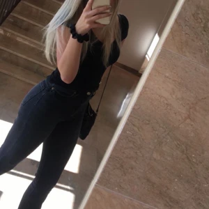 Bootcut jeans zara, strl xs - köpte de för ca två år sedan, är i hyfsat bra skick men ganska använda