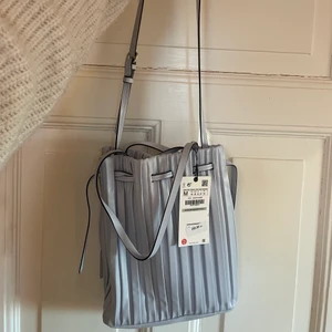 Väska från zara - Oanvänd väska från zara i en super fin baby blue färg. Perfekt nu till sommaren! Frakt tillkommer