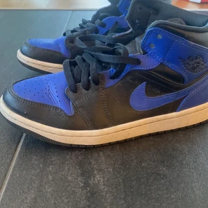 Jordan 1 mid hyper blue. - Jordan 1s. Ganska använda som man ser på creasen därför är priset nedsänkt. Annars ganska fräsha funkar bra. Gratis frakt.