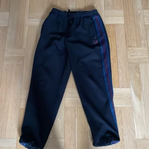 Mjukisbyxor  - Snygga mjukisbyxor från fred perry