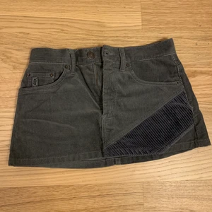 Marc Jacobs mini kjol XS - Säljer denna vintage marc jacobs mini kjol i storlek XS, kan posta eller mötas upp i stockholm. Pris kan diskuteras vid snabb affär