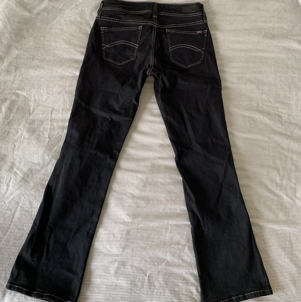svarta bootcut mid/lågmidjade jeans! köpta secondhand för ett tag sen och använder aldrig :/ fint skick förutom lite slitage där knappen stängs (sista bilden) midjemått ca 78cm, innerbenslängd 75cm, passar någon som är 165. Jeans & Byxor.