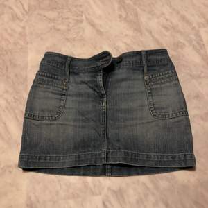 Lägger upp igen vill få bort! Ny jeans kjol från H&M kontakta mig vid frågor❣️ Strl 38