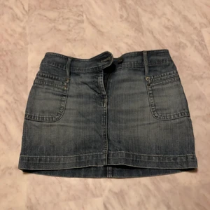Kjol - Lägger upp igen vill få bort! Ny jeans kjol från H&M kontakta mig vid frågor❣️ Strl 38