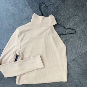 BIKBOK enarmad tröja  - Nästan oanvänd Beigh fest top eller vardags top med en arm och turtle neck. 