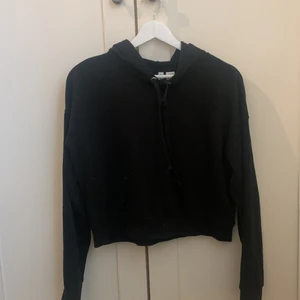 Svart kort hoodie, storlek M - Betala med swish! Står för frakten Som köpare!